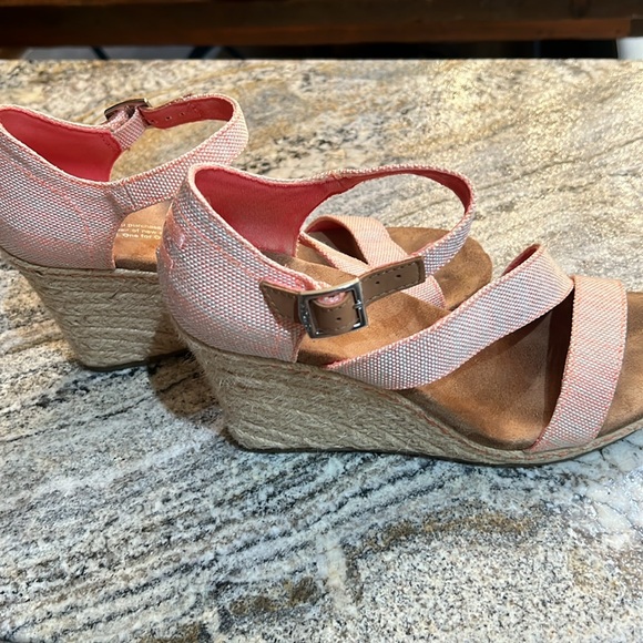 Tom’s shoes - Picture 3 of 4